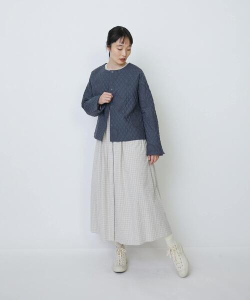 LOISIR(ロワズィール)の「リネンキルティング風刺繍ノーカラージャケット(ノーカラージャケット・レディース・グレー・FREE)」の5枚目の写真