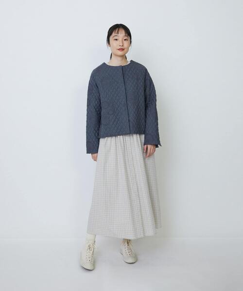 LOISIR(ロワズィール)の「リネンキルティング風刺繍ノーカラージャケット(ノーカラージャケット・レディース・グレー・FREE)」の6枚目の写真