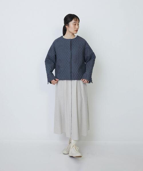 LOISIR(ロワズィール)の「リネンキルティング風刺繍ノーカラージャケット(ノーカラージャケット・レディース・グレー・FREE)」の7枚目の写真
