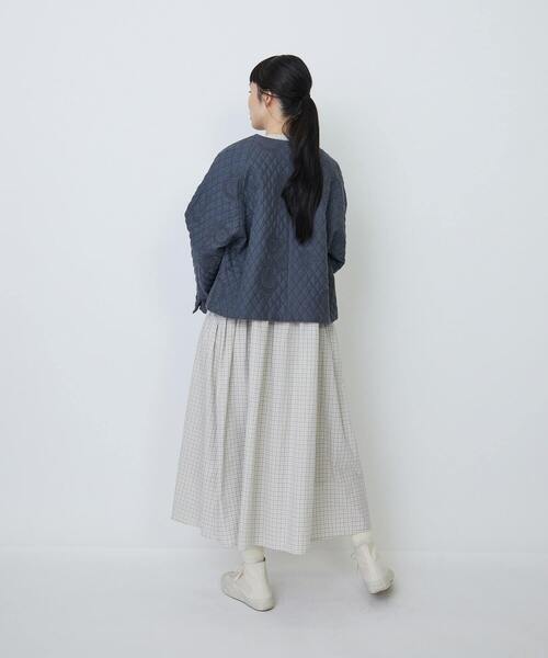 LOISIR(ロワズィール)の「リネンキルティング風刺繍ノーカラージャケット(ノーカラージャケット・レディース・グレー・FREE)」の9枚目の写真