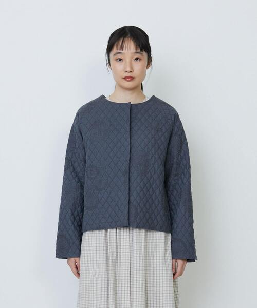 LOISIR(ロワズィール)の「リネンキルティング風刺繍ノーカラージャケット(ノーカラージャケット・レディース・グレー・FREE)」の10枚目の写真