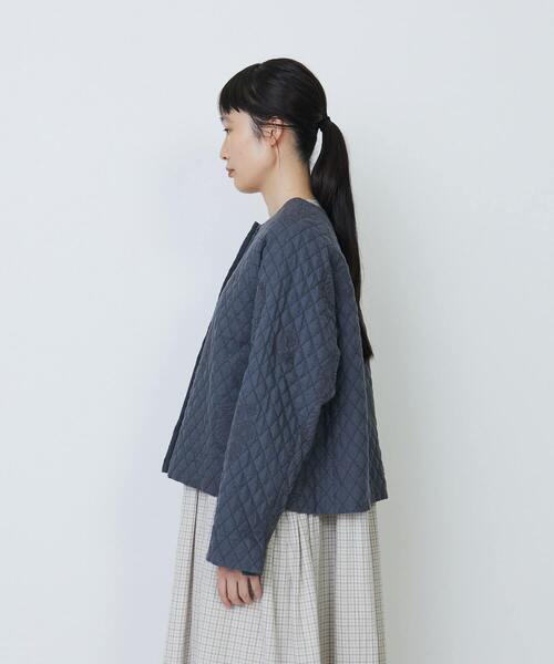 LOISIR(ロワズィール)の「リネンキルティング風刺繍ノーカラージャケット(ノーカラージャケット・レディース・グレー・FREE)」の11枚目の写真