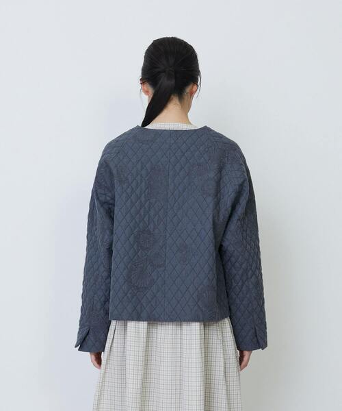 LOISIR(ロワズィール)の「リネンキルティング風刺繍ノーカラージャケット(ノーカラージャケット・レディース・グレー・FREE)」の12枚目の写真