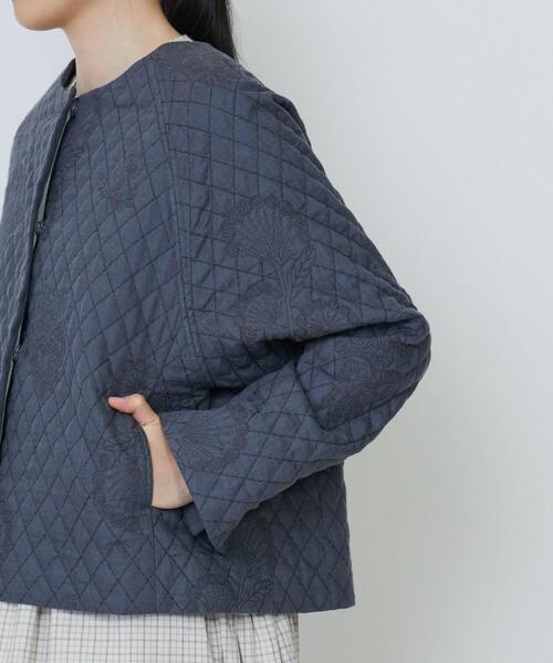 LOISIR(ロワズィール)の「リネンキルティング風刺繍ノーカラージャケット(ノーカラージャケット・レディース・グレー・FREE)」の15枚目の写真