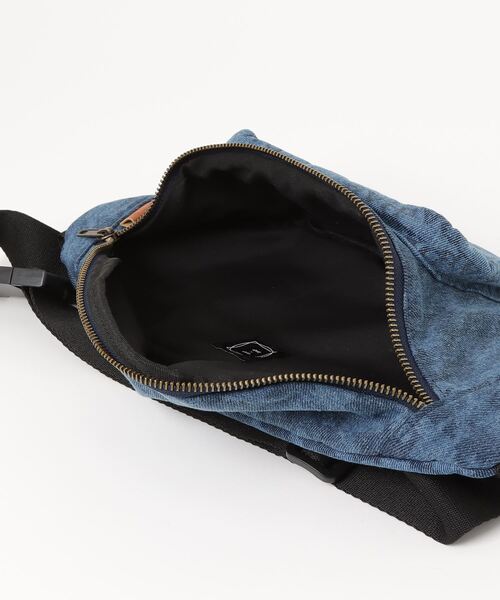 GAP（ギャップ）の「DAP GAPロゴ デニム ウエストバッグ(ユニセックス)（ボディバッグ/ウエストポーチ・メンズ・ライトインディゴブルー・ONE SIZE）」の6枚目の写真