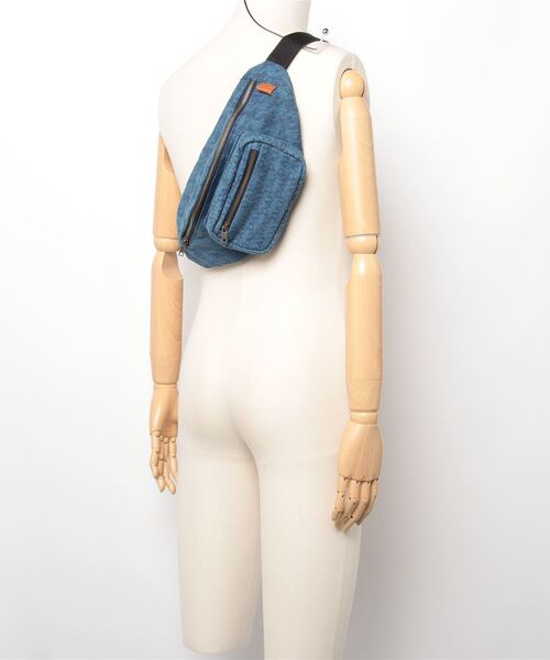 GAP（ギャップ）の「DAP GAPロゴ デニム ウエストバッグ(ユニセックス)（ボディバッグ/ウエストポーチ・メンズ・ライトインディゴブルー・ONE SIZE）」の5枚目の写真