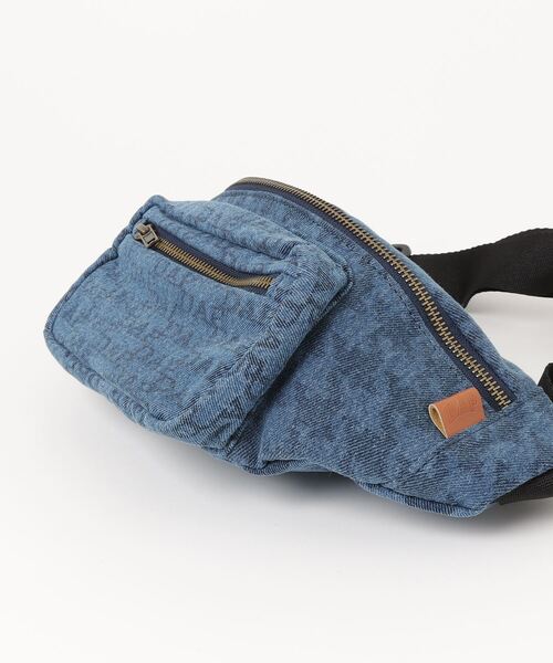 GAP（ギャップ）の「DAP GAPロゴ デニム ウエストバッグ(ユニセックス)（ボディバッグ/ウエストポーチ・メンズ・ライトインディゴブルー・ONE SIZE）」の4枚目の写真