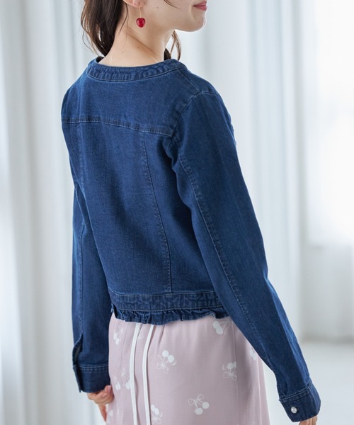 tocco closet（トッコ　クローゼット）の「裾フリル付きパール釦ストレッチデニムノーカラージャケット（デニムジャケット・レディース・ブルー/インディゴブルー・M）」の6枚目の写真