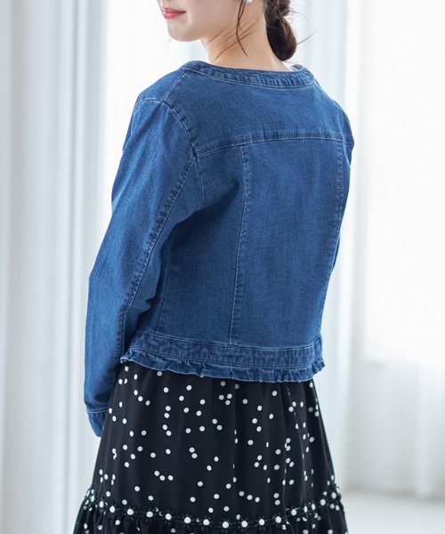 tocco closet（トッコ　クローゼット）の「裾フリル付きパール釦ストレッチデニムノーカラージャケット（デニムジャケット・レディース・ブルー/インディゴブルー・M）」の10枚目の写真