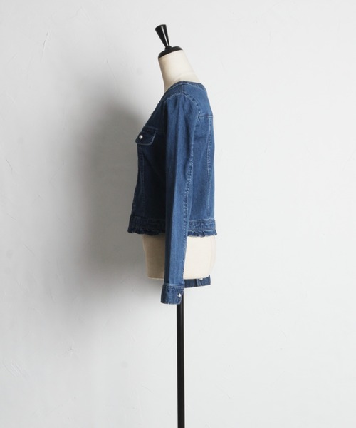 tocco closet（トッコ　クローゼット）の「裾フリル付きパール釦ストレッチデニムノーカラージャケット（デニムジャケット・レディース・ブルー/インディゴブルー・M）」の13枚目の写真