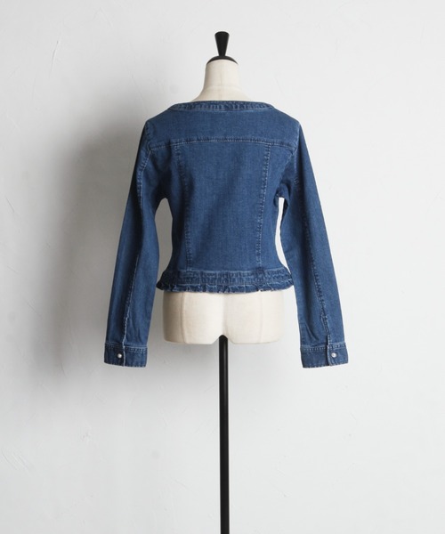 tocco closet（トッコ　クローゼット）の「裾フリル付きパール釦ストレッチデニムノーカラージャケット（デニムジャケット・レディース・ブルー/インディゴブルー・M）」の14枚目の写真