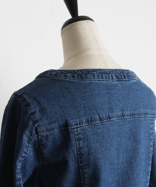 tocco closet（トッコ　クローゼット）の「裾フリル付きパール釦ストレッチデニムノーカラージャケット（デニムジャケット・レディース・ブルー/インディゴブルー・M）」の15枚目の写真