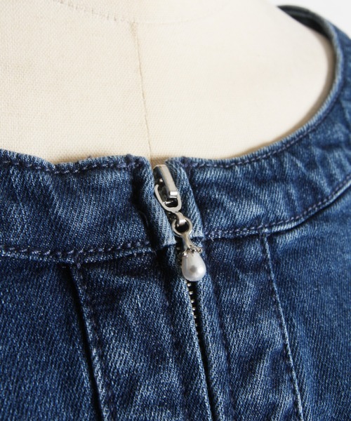 tocco closet（トッコ　クローゼット）の「裾フリル付きパール釦ストレッチデニムノーカラージャケット（デニムジャケット・レディース・ブルー/インディゴブルー・M）」の17枚目の写真