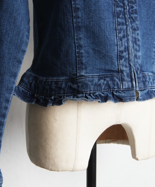 tocco closet（トッコ　クローゼット）の「裾フリル付きパール釦ストレッチデニムノーカラージャケット（デニムジャケット・レディース・ブルー/インディゴブルー・M）」の19枚目の写真