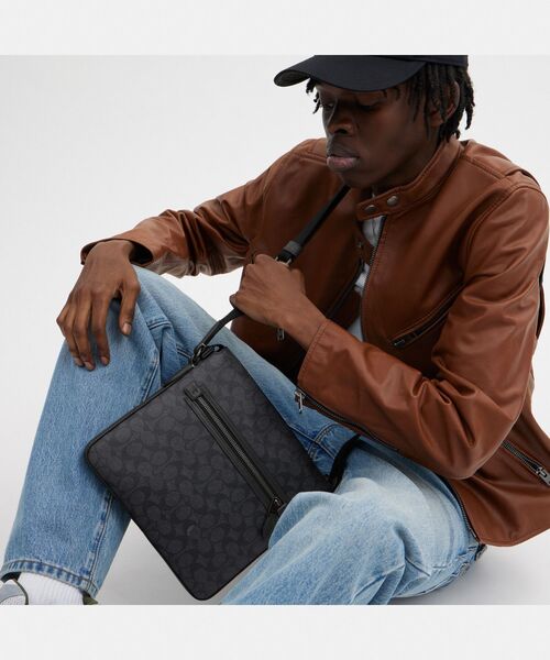 COACH（コーチ）の「ゴッサム ファイル バッグ・シグネチャー キャンバス（ショルダーバッグ・メンズ・ブラック系その他・ONE）」の5枚目の写真