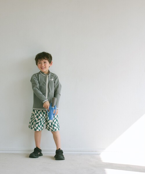 Speedo（スピード）の「【別注】＜SPEEDO＞ラッシュガード 120cm-130cm（ラッシュガード・キッズ・ダークグレー/ライトブルー・120cm/130cm）」の3枚目の写真