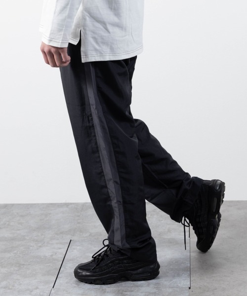 NYLAUS(ナイラス)の「レギュラーシルエット 裏メッシュ サイドライン/サイドパイピング イージーパンツ(その他パンツ・メンズ・ブラック系1/ブラック系2/カーキ系1/カーキ系2/ネイビー系1/ネイビー系2/レッド系1/レッド系2・LL/M/L)」の2枚目の写真