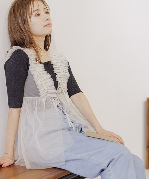 mysty woman（ミスティウーマン）の「フリルチュールリボンチュニックベスト　121441（ベスト・レディース・ブラック/グレイッシュブルー/オフホワイト・FREE）」の21枚目の写真