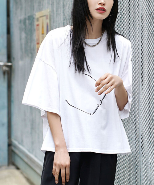 zootie(ズーティー)の「【トレンドスタイルと、ルーズさの両立。】 ゆったりワイド ショート丈Tシャツ(Tシャツ/カットソー・レディース・グレー/ブラック/ホワイト/レッド/ネイビー/ベージュ・フリー)」の2枚目の写真