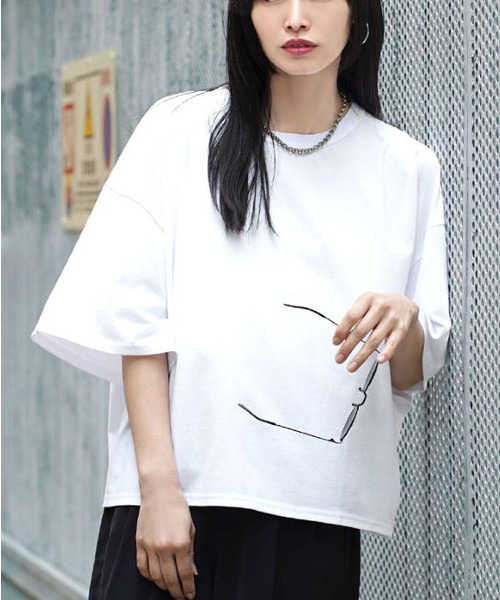 zootie(ズーティー)の「【トレンドスタイルと、ルーズさの両立。】 ゆったりワイド ショート丈Tシャツ(Tシャツ/カットソー・レディース・グレー/ブラック/ホワイト/レッド/ネイビー/ベージュ・フリー)」の8枚目の写真