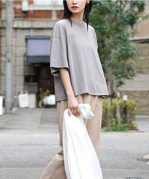 zootie(ズーティー)の「【トレンドスタイルと、ルーズさの両立。】 ゆったりワイド ショート丈Tシャツ(Tシャツ/カットソー・レディース・グレー/ブラック/ホワイト/レッド/ネイビー/ベージュ・フリー)」の11枚目の写真