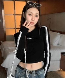 .KOM | A'GEM/9 × .kom『.kom/ドットケーオーエム』ラインデザイン クロップド丈長袖Tシャツ(Tシャツ/カットソー)