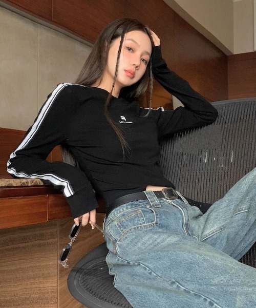 .KOM(ドットコム)の「A'GEM/9 × .kom『.kom/ドットケーオーエム』ラインデザイン クロップド丈長袖Tシャツ(Tシャツ/カットソー・レディース・ブラック・FREE)」の2枚目の写真