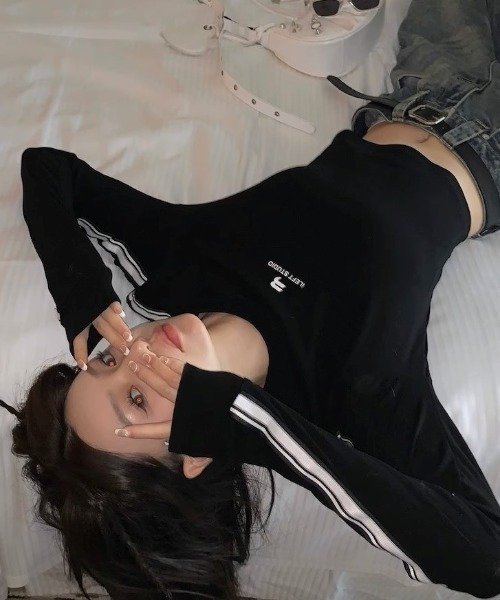 .KOM(ドットコム)の「A'GEM/9 × .kom『.kom/ドットケーオーエム』ラインデザイン クロップド丈長袖Tシャツ(Tシャツ/カットソー・レディース・ブラック・FREE)」の4枚目の写真