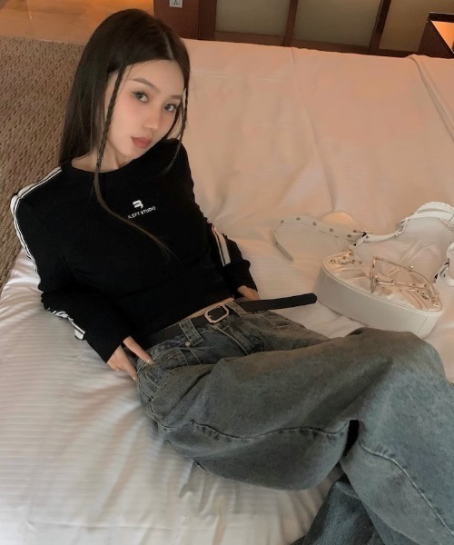 .KOM(ドットコム)の「A'GEM/9 × .kom『.kom/ドットケーオーエム』ラインデザイン クロップド丈長袖Tシャツ(Tシャツ/カットソー・レディース・ブラック・FREE)」の5枚目の写真