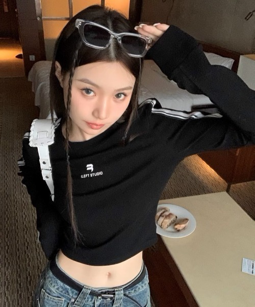 .KOM(ドットコム)の「A'GEM/9 × .kom『.kom/ドットケーオーエム』ラインデザイン クロップド丈長袖Tシャツ(Tシャツ/カットソー・レディース・ブラック・FREE)」の6枚目の写真