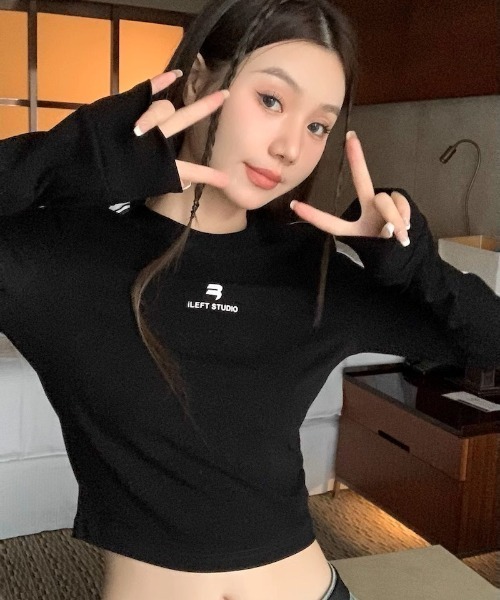 .KOM(ドットコム)の「A'GEM/9 × .kom『.kom/ドットケーオーエム』ラインデザイン クロップド丈長袖Tシャツ(Tシャツ/カットソー・レディース・ブラック・FREE)」の7枚目の写真