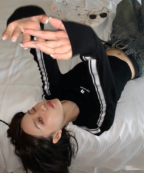 .KOM(ドットコム)の「A'GEM/9 × .kom『.kom/ドットケーオーエム』ラインデザイン クロップド丈長袖Tシャツ(Tシャツ/カットソー・レディース・ブラック・FREE)」の10枚目の写真