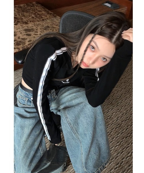 .KOM(ドットコム)の「A'GEM/9 × .kom『.kom/ドットケーオーエム』ラインデザイン クロップド丈長袖Tシャツ(Tシャツ/カットソー・レディース・ブラック・FREE)」の11枚目の写真