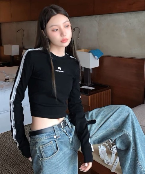 .KOM(ドットコム)の「A'GEM/9 × .kom『.kom/ドットケーオーエム』ラインデザイン クロップド丈長袖Tシャツ(Tシャツ/カットソー・レディース・ブラック・FREE)」の14枚目の写真