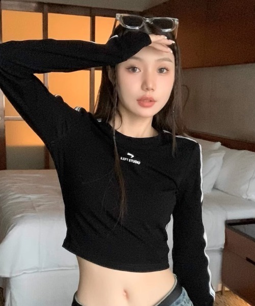 .KOM(ドットコム)の「A'GEM/9 × .kom『.kom/ドットケーオーエム』ラインデザイン クロップド丈長袖Tシャツ(Tシャツ/カットソー・レディース・ブラック・FREE)」の17枚目の写真