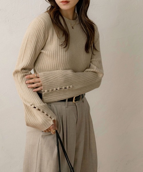 NOAHL（ノアル）の「【NOAHL】スリーブボタントップス（Tシャツ/カットソー・レディース・グレイッシュベージュ/キナリ/ダークブラウン・FREE）」の5枚目の写真