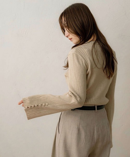 NOAHL（ノアル）の「【NOAHL】スリーブボタントップス（Tシャツ/カットソー・レディース・グレイッシュベージュ/キナリ/ダークブラウン・FREE）」の6枚目の写真