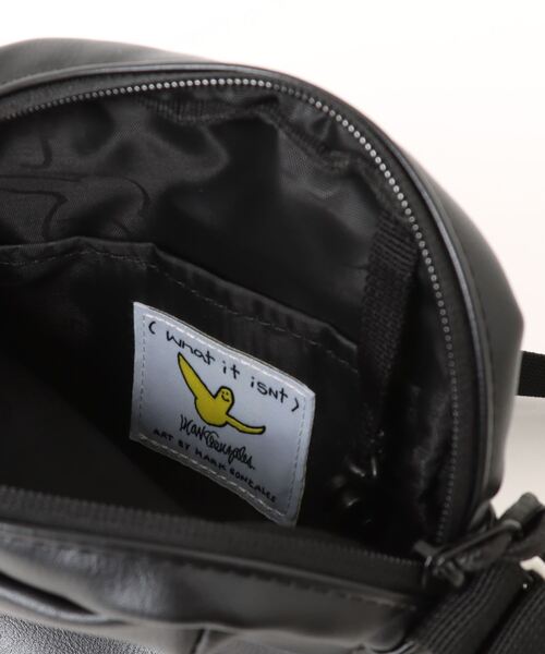 （What it isNt）ART BY MARKGONZALES（ワットイットイズント）の「【 (What it isNt) ART BY MARKGONZALES / (ワットイットイズント) アートバイ マークゴンザレス 】 タテ型ミニショルダーバッグ メンズ レディース（ショルダーバッグ・メンズ・ブラック・FREE）」の4枚目の写真