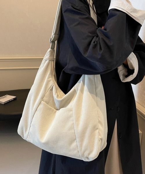 gossip!ロサンゼルス(ゴシップロサンゼルス)の「Y2Kトートバッグ 大容量ショルダーバッグ 無地 通勤&通学 デイリー&シンプル(ショルダーバッグ・レディース・ブラック/オフホワイト/ベージュ・FREE)」の6枚目の写真