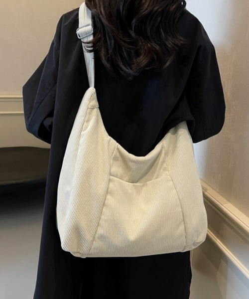 gossip!ロサンゼルス(ゴシップロサンゼルス)の「Y2Kトートバッグ 大容量ショルダーバッグ 無地 通勤&通学 デイリー&シンプル(ショルダーバッグ・レディース・ブラック/オフホワイト/ベージュ・FREE)」の7枚目の写真