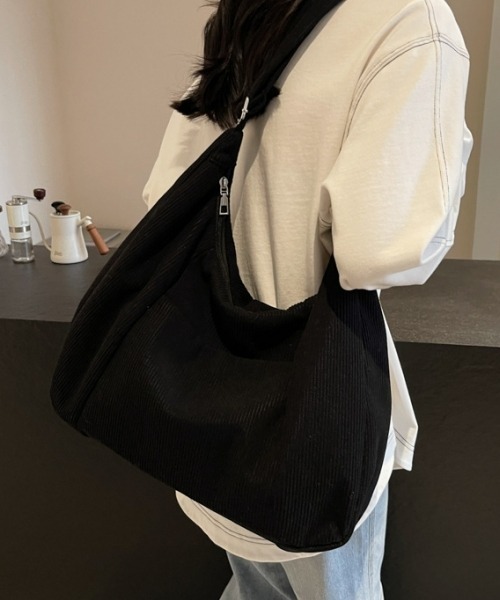 gossip!ロサンゼルス(ゴシップロサンゼルス)の「Y2Kトートバッグ 大容量ショルダーバッグ 無地 通勤&通学 デイリー&シンプル(ショルダーバッグ・レディース・ブラック/オフホワイト/ベージュ・FREE)」の11枚目の写真