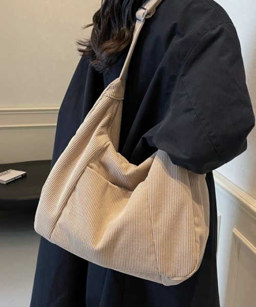gossip!ロサンゼルス(ゴシップロサンゼルス)の「Y2Kトートバッグ 大容量ショルダーバッグ 無地 通勤&通学 デイリー&シンプル(ショルダーバッグ・レディース・ブラック/オフホワイト/ベージュ・FREE)」の13枚目の写真