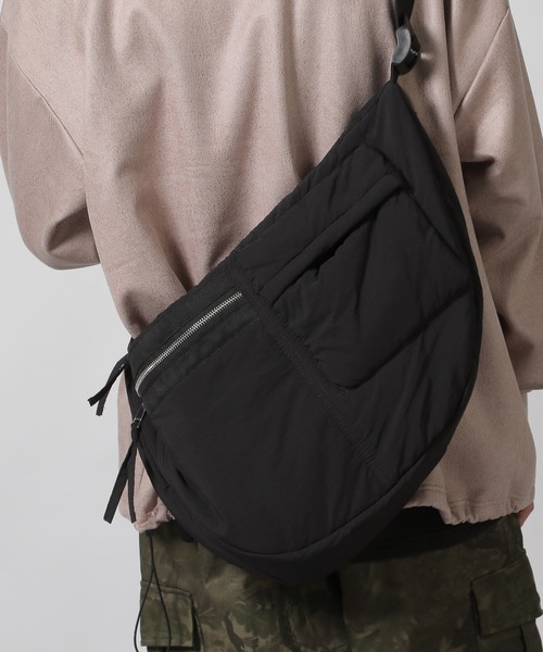 LAKOLE（ラコレ）の「ZIPポケットショルダーバッグ / 254361（ショルダーバッグ・メンズ・ブラック/カーキ・FREE）」の18枚目の写真