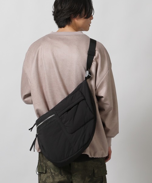 LAKOLE（ラコレ）の「ZIPポケットショルダーバッグ / 254361（ショルダーバッグ・メンズ・ブラック/カーキ・FREE）」の17枚目の写真