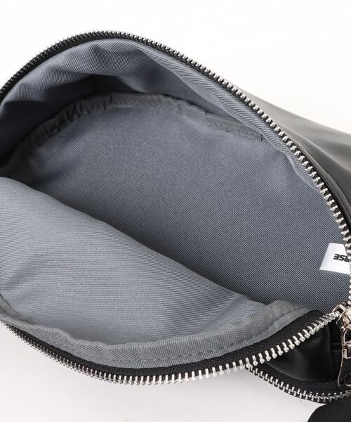CONVERSE（コンバース）の「【CONVERSE】 FAKE LEATHER BODY BAG/ウエストバッグ/ウエストポーチ/ファニーパック/ボディバッグ/カバン（ボディバッグ/ウエストポーチ・レディース・アイボリー/シルバー/チャコール/ブラック・FREE）」の7枚目の写真