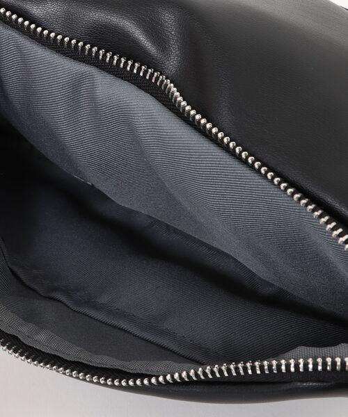 CONVERSE（コンバース）の「【CONVERSE】 FAKE LEATHER BODY BAG/ウエストバッグ/ウエストポーチ/ファニーパック/ボディバッグ/カバン（ボディバッグ/ウエストポーチ・レディース・アイボリー/シルバー/チャコール/ブラック・FREE）」の8枚目の写真