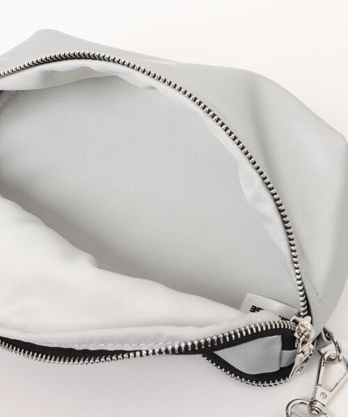 CONVERSE（コンバース）の「【CONVERSE】 FAKE LEATHER BODY BAG/ウエストバッグ/ウエストポーチ/ファニーパック/ボディバッグ/カバン（ボディバッグ/ウエストポーチ・レディース・アイボリー/シルバー/チャコール/ブラック・FREE）」の9枚目の写真
