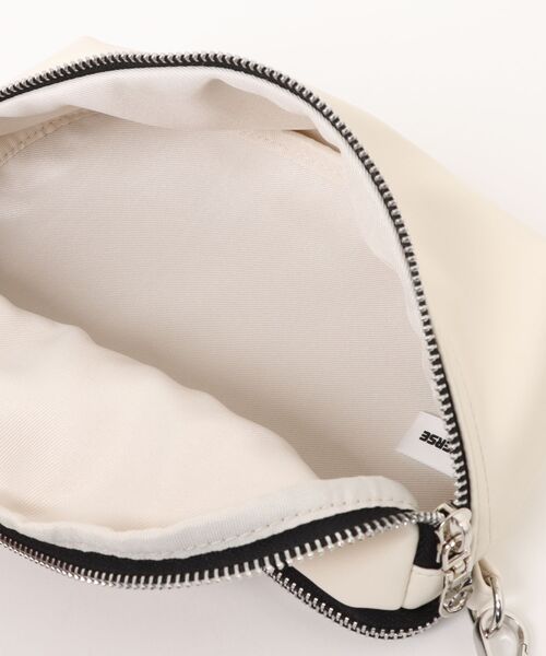 CONVERSE（コンバース）の「【CONVERSE】 FAKE LEATHER BODY BAG/ウエストバッグ/ウエストポーチ/ファニーパック/ボディバッグ/カバン（ボディバッグ/ウエストポーチ・レディース・アイボリー/シルバー/チャコール/ブラック・FREE）」の10枚目の写真