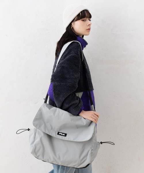 FILA（フィラ）の「FILA フィラ ブランド ロゴ ラバーワッペン 大容量 軽量 ナイロン フラップ ショルダーバッグ 約25L（ショルダーバッグ・メンズ・ブラック/ベージュ/グレー・FREE）」の3枚目の写真