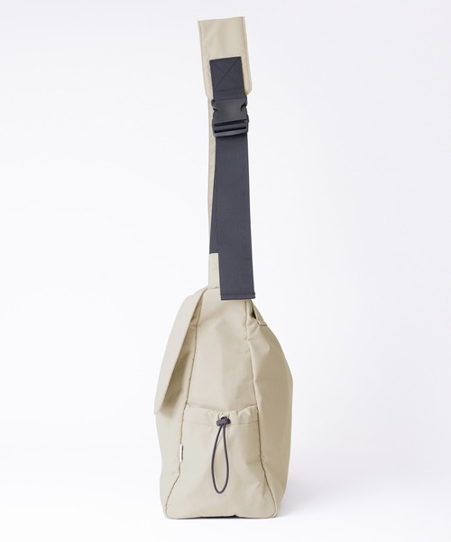 FILA（フィラ）の「FILA フィラ ブランド ロゴ ラバーワッペン 大容量 軽量 ナイロン フラップ ショルダーバッグ 約25L（ショルダーバッグ・メンズ・ブラック/ベージュ/グレー・FREE）」の16枚目の写真